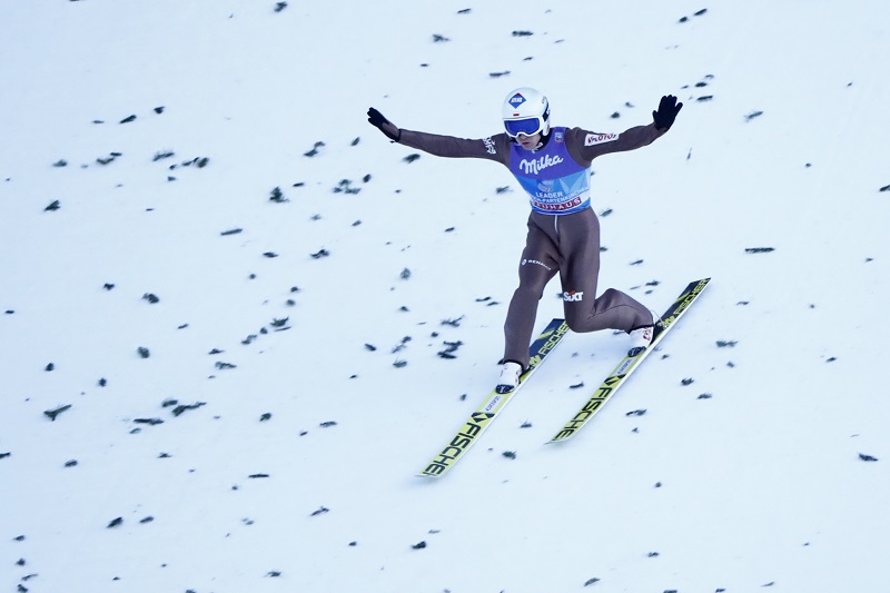 Kamil Stoch slaví i v druhém závodě Turné.