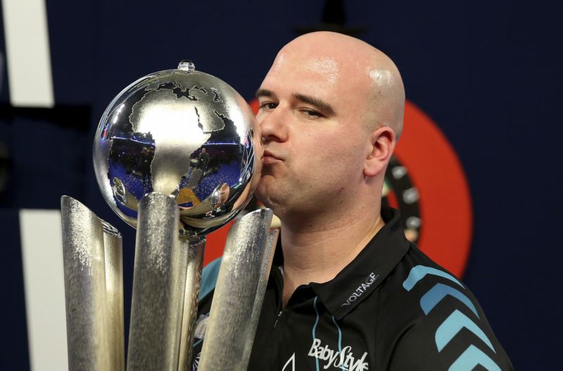 Rob Cross se raduje ze svého prvního titulu mistra světa.