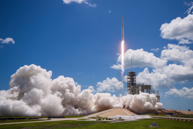 Americká raketa SpaceX Falcon 9. 
