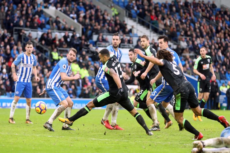 Bournemouth v zápase na hřišti Brightonu vyrovnal gólem po neuvěřitelném závaru ve vápně.