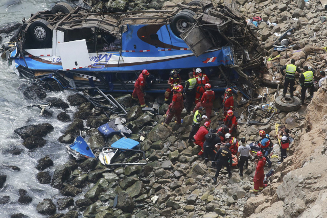 Desítky cestujících zemřely při nehodě autobusu v Peru. Desítky cestujících zemřely při nehodě autobusu v Peru.