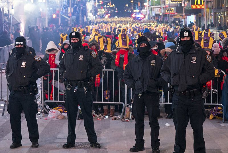 Newyorští policisté během silvestrovských oslav na náměstí Times Square. Newyorští policisté během silvestrovských oslav na náměstí Times Square.