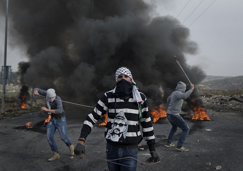 Palestinské protesty proti americkému rozhodnutí uznat Jeruzalém jako hlavní město Izraele a přesunout tam svou ambasádu. Palestinské protesty proti americkému rozhodnutí uznat Jeruzalém jako hlavní město Izraele a přesunout tam svou ambasádu.