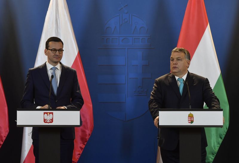 Premiér Maďarska Viktor Orbán (vpravo) a premiér Polska Mateusz Morawiecki. Premiér Maďarska Viktor Orbán (vpravo) a premiér Polska Mateusz Morawiecki.