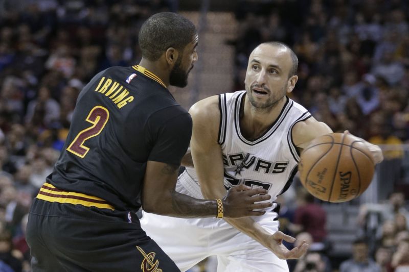 Manu Ginobili (vpravo) se trefil za tři body, sudí však jeho koš v první chvíli neviděli.