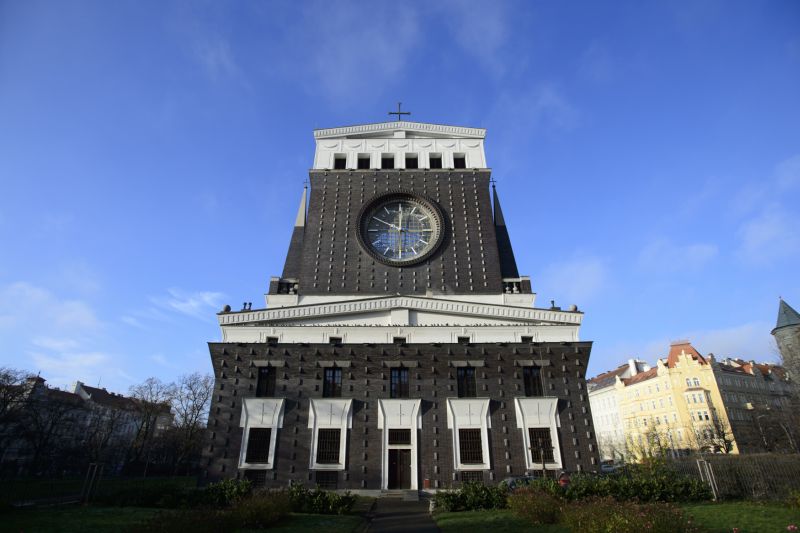 Římskokatolický kostel Nejsvětějšího Srdce Páně na náměstí Jiřího z Poděbrad, Praha.