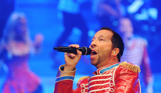 Švýcarský zpěvák a tanečník DJ Bobo.