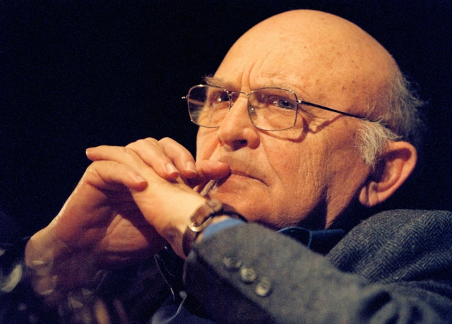 Izraelský spisovatel Aharon Appelfeld během veřejného čtení konaného 12.dubna v roce 2000 v pražském Studiu Ypsilon.