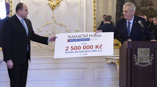 Předseda Fondu ohrožených dětí Jan Vaněk (vlevo) a prezident Miloš Zeman.