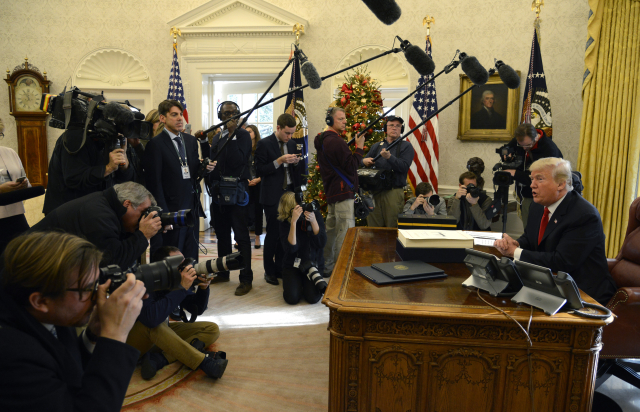 Donald Trump (vpravo) na tiskové konferenci v Oválné pracovně. Donald Trump (vpravo) na tiskové konferenci v Oválné pracovně.