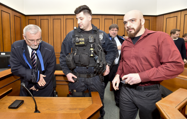 Obvinění policisté Martin Kopp (uprostřed) a Jan Nekvapil (vpravo).