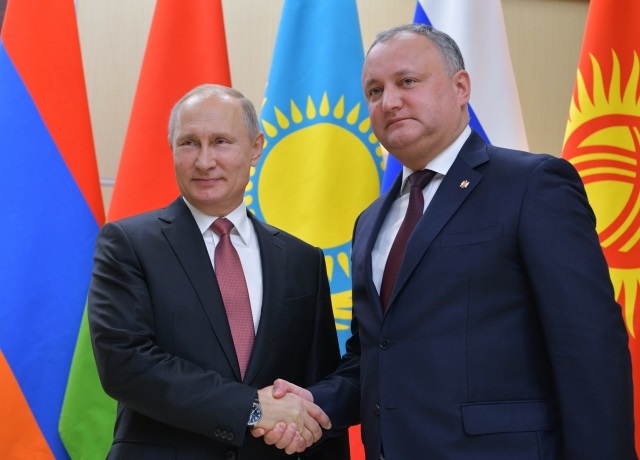 Zleva Vladimir Putin a Igor Dodon. Zleva Vladimir Putin a Igor Dodon.