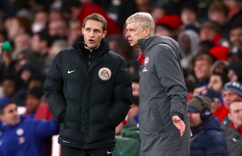 Arsene Wenger pyká za nadávky rozhodčím.