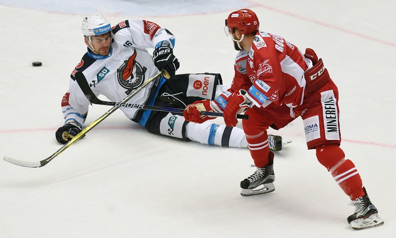 Třinečtí Oceláři porazili Chomutov 4:2. Třinečtí Oceláři porazili Chomutov 4:2.