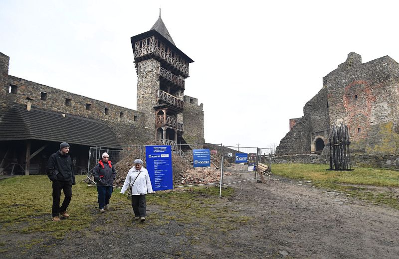 Hrad Helfštýn u Týna nad Bečvou na Přerovsku, který je jinak v zimě uzavřen, se 6. ledna po 41. výjimečně otevřel turistům. Novoroční výšlap první lednovou sobotu k hradu si každoročně nenechá ujít několik tisíc lidí.
