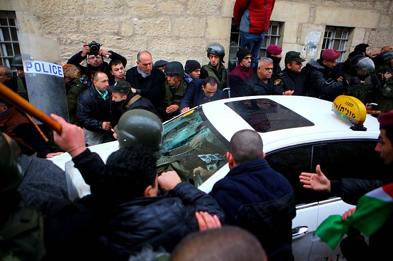 Demonstranti se pokusili zablokovat patriarchův konvoj mířící u příležitosti Vánoc do baziliky Narození páně. Demonstranti se pokusili zablokovat patriarchův konvoj mířící u příležitosti Vánoc do baziliky Narození páně.