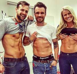 Jakub Kraus (vlevo) s moderátorem Leošem Marešem a svou snoubenkou Evou Havelkovou, závodnicí v kategorii Bikini Fitness.