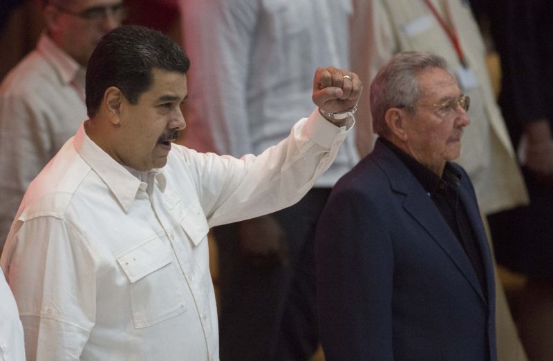 Venezuelský prezident Nicolás Maduro (vlevo). Venezuelský prezident Nicolás Maduro (vlevo).
