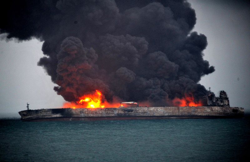 Hořící íránský tanker.