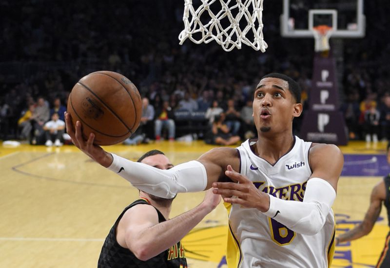 Basketbalisté Los Angeles Lakers se dočkali po devíti prohrách vítězství. Basketbalisté Los Angeles Lakers se dočkali po devíti prohrách vítězství.