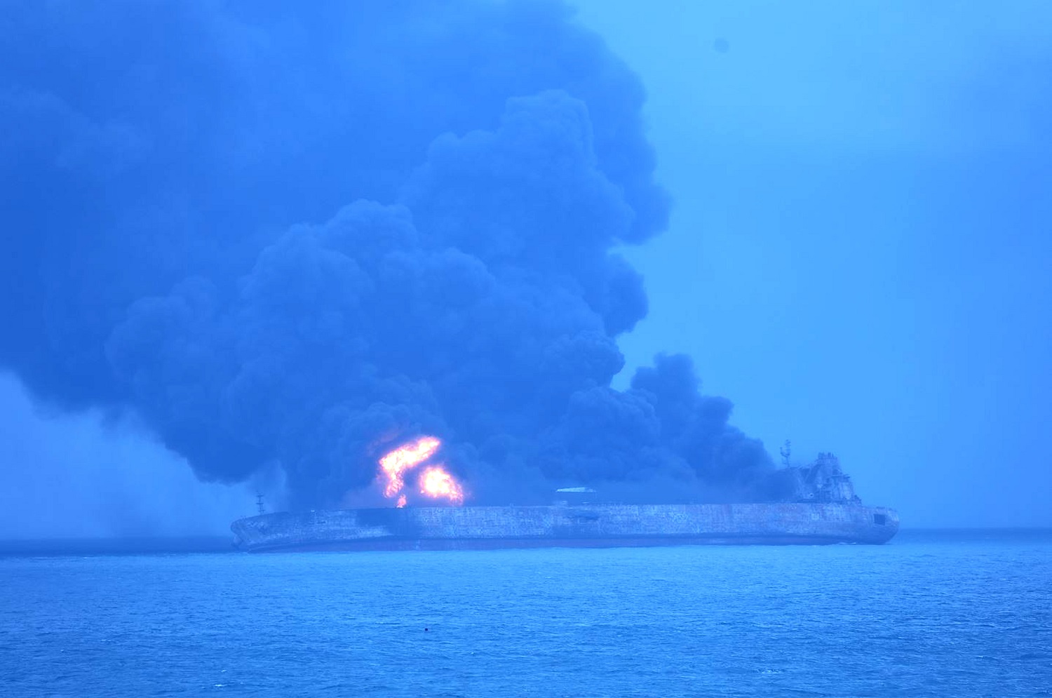 Havarovaný tanker Sanchi u čínských břehů. 