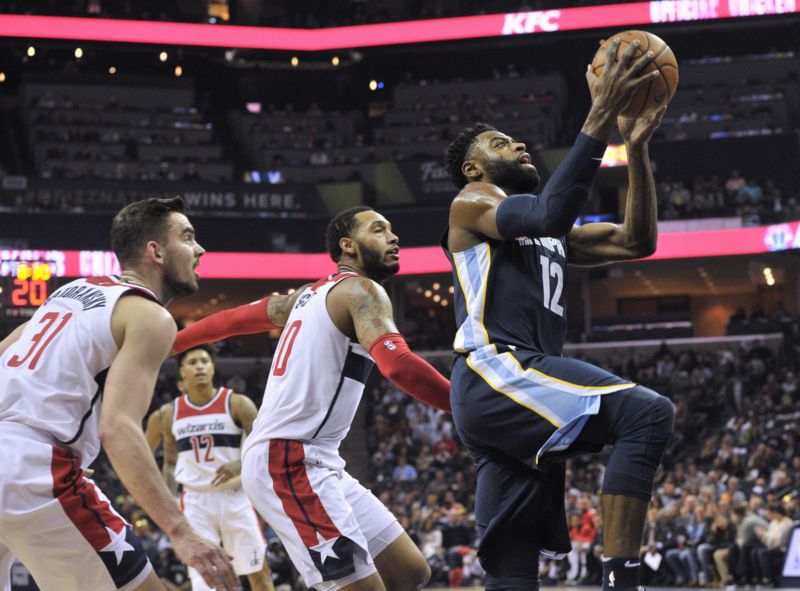 Mike Scott a Tomáš Satoranský v zápase za Washington Wizards.