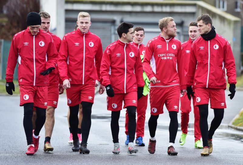 Fotbalisté pražské Slavie v průběhu zimního soustředění. Fotbalisté pražské Slavie v průběhu zimního soustředění.