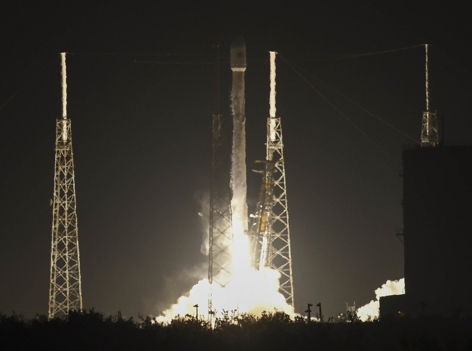 Start rakety Falcon 9 společnosti SpaceX nesoucí utajený náklad vlády USA. 