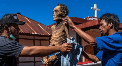 Kmen Toraja v Indonésií se věnuje zesnulým i po smrti. Kmen Toraja v Indonésií se věnuje zesnulým i po smrti.