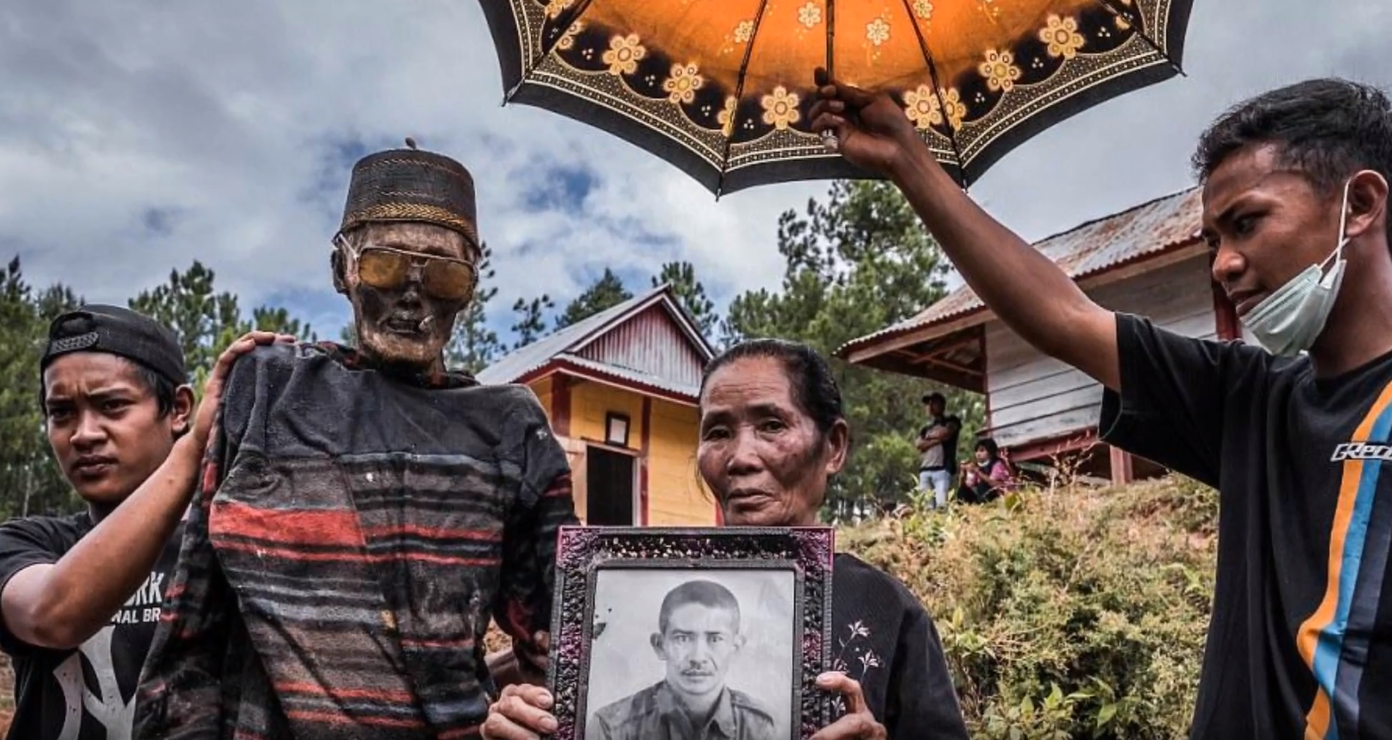 Zvláštní rituál kmene Toraja v Indonésii. Zvláštní rituál kmene Toraja v Indonésii.