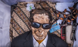 Zesnulí jsou pohřbíváni i se svými cennostmi. Zesnulí jsou pohřbíváni i se svými cennostmi.