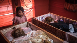 Znovu-pohřbívání svých zesnulých. Znovu-pohřbívání svých zesnulých.