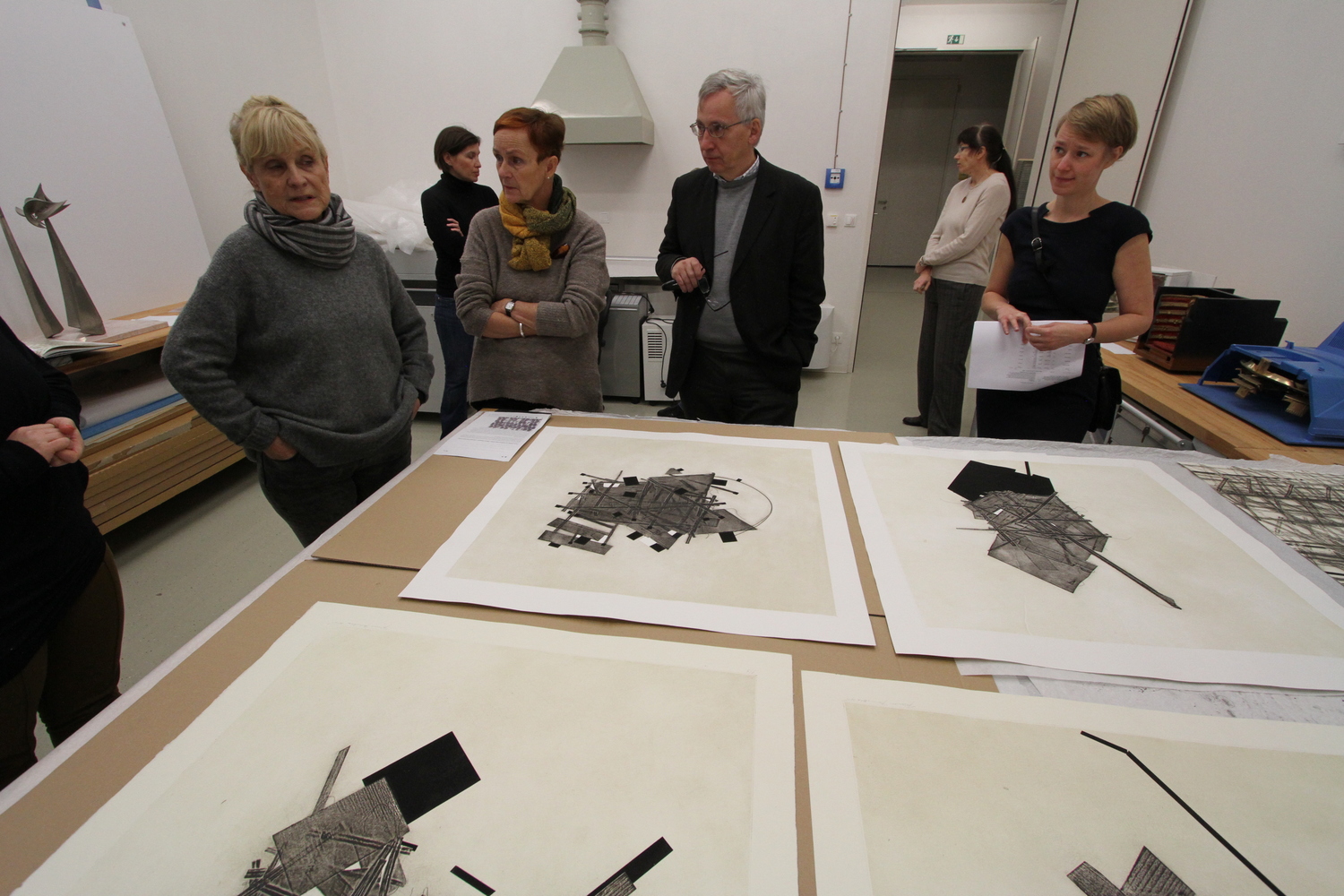 Nákupní komise vybírá nová díla do Oblastní galerie Liberec. Nákupní komise vybírá nová díla do Oblastní galerie Liberec.