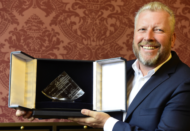 Ředitel Classic Prague Award Jiří Besser s oceněním. 