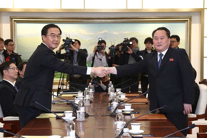 Zleva ministr pro sjednocení Čo Mjong-kjon, který vede jihokorejskou delegaci, a Ri Son-kwon, šéf Výboru pro mírové sjednocení vlasti. Zleva ministr pro sjednocení Čo Mjong-kjon, který vede jihokorejskou delegaci, a Ri Son-kwon, šéf Výboru pro mírové sjednocení vlasti.