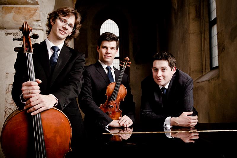 Členové souboru Lobkowicz Trio, zleva Ivan Vokáč, Jan Mráček a Lukáš Klánský. Členové souboru Lobkowicz Trio, zleva Ivan Vokáč, Jan Mráček a Lukáš Klánský.