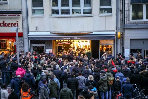 Na otevření Podolského restaurace přišly stovky lidí.