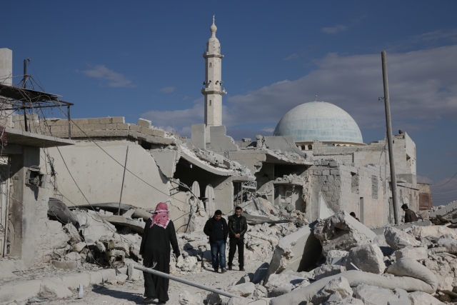 Trosky města Aleppo po ruském bombardování.