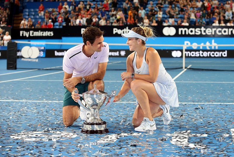 Roger Federer a Belinda Benčičová jako vítězové letošního Hopman Cupu.