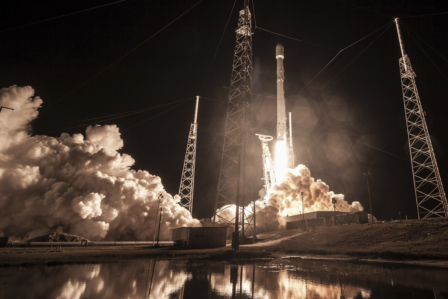 Start rakety Falcon 9 společnosti SpaceX, která měla na oběžnou dráhu vynést utajovanou družici vlády USA. Start rakety Falcon 9 společnosti SpaceX, která měla na oběžnou dráhu vynést utajovanou družici vlády USA.