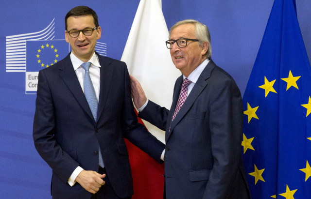 Předseda Evropské komise Jean - Claude Juncker (vpravo) a polský premiér Mateusz Morawiecki. Předseda Evropské komise Jean - Claude Juncker (vpravo) a polský premiér Mateusz Morawiecki.