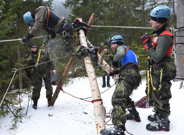 Extrémní armádní závod Winter Survival. Extrémní armádní závod Winter Survival.
