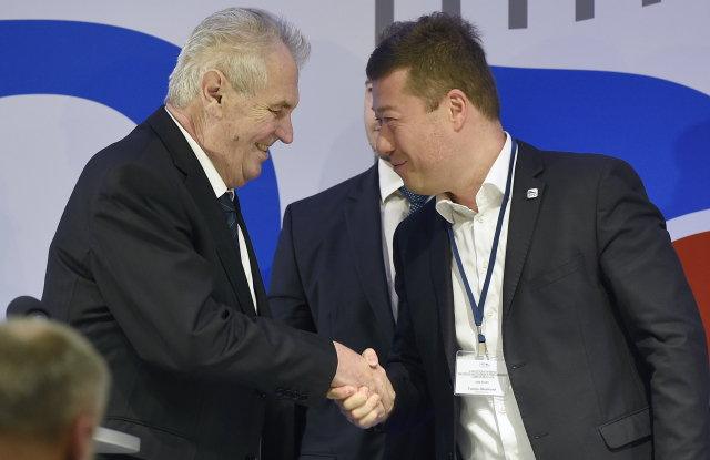 Prezident Miloš Zeman (vlevo) a předseda hnutí Tomio Okamura se zdraví na celostátní konferenci hnutí Svoboda a přímá demokracie (SPD) v Praze, na které Zeman vystoupil loni v prosinci jako host. Prezident Miloš Zeman (vlevo) a předseda hnutí Tomio Okamura se zdraví na celostátní konferenci hnutí Svoboda a přímá demokracie (SPD) v Praze, na které Zeman vystoupil loni v prosinci jako host.