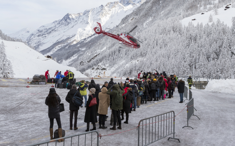 Švýcarské středisko Zermatt bylo kvůli počasí na dva dny odříznuto od světa. Švýcarské středisko Zermatt bylo kvůli počasí na dva dny odříznuto od světa.