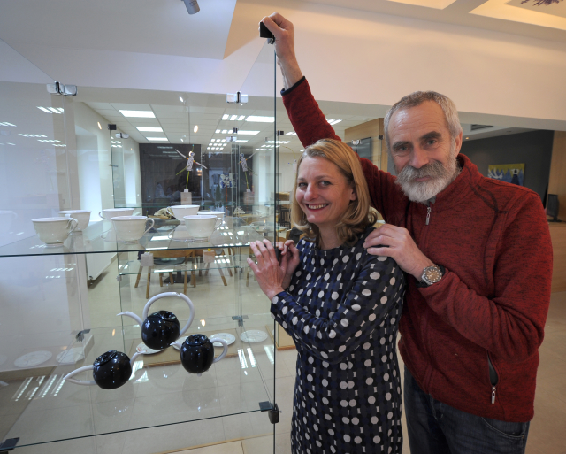 Manželé Daniela a Martin Kosovi (na snímku z 8. ledna 2018) připravili výstavu své porcelánové tvorby v prostorách Domu porcelánu s modrou krví v Tovární ulici v Dubí na Teplicku. Manželé Daniela a Martin Kosovi (na snímku z 8. ledna 2018) připravili výstavu své porcelánové tvorby v prostorách Domu porcelánu s modrou krví v Tovární ulici v Dubí na Teplicku.