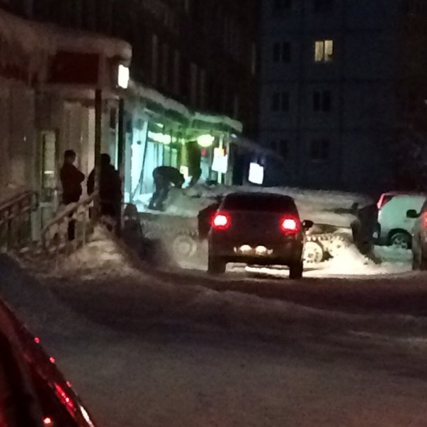 Muž se do obchodu dostal za pomoci transportéru. Muž se do obchodu dostal za pomoci transportéru.