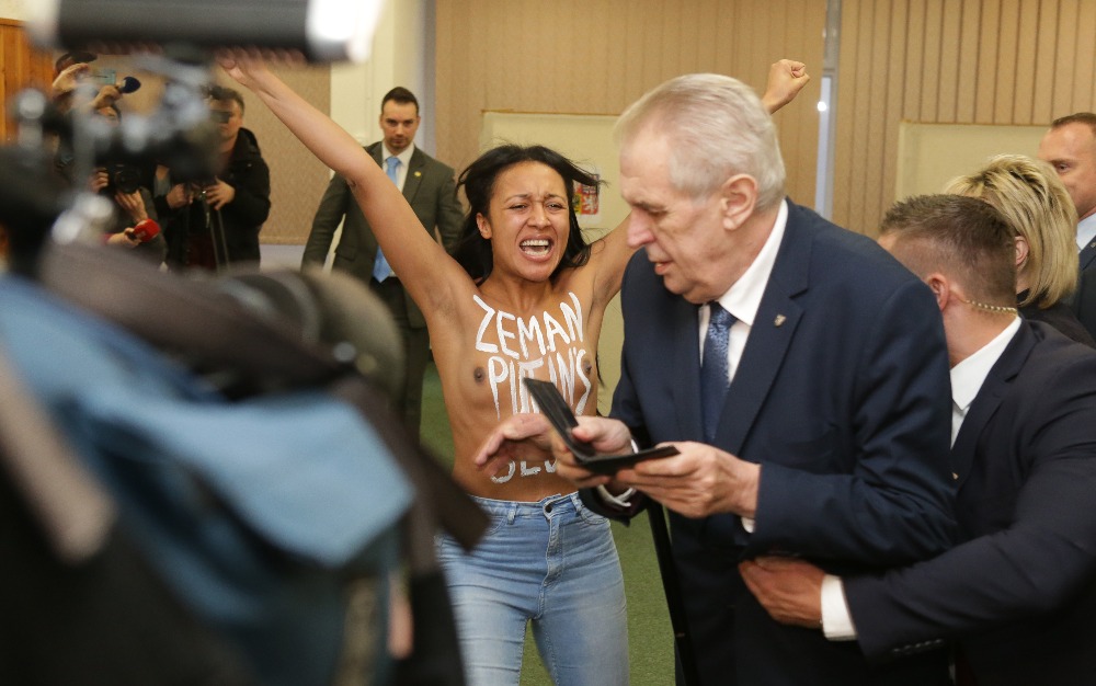 Incident polonahé aktivistky s prezidentem Milošem Zemanem. Incident polonahé aktivistky s prezidentem Milošem Zemanem.