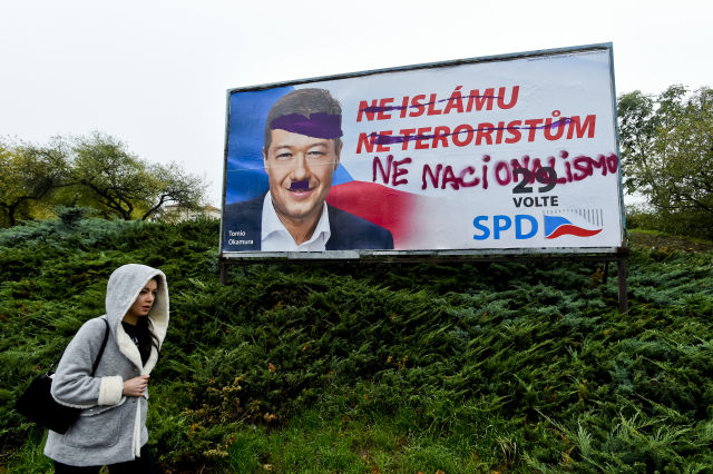 Zvandalizovaný volební billoard SPD na Žižkově. 