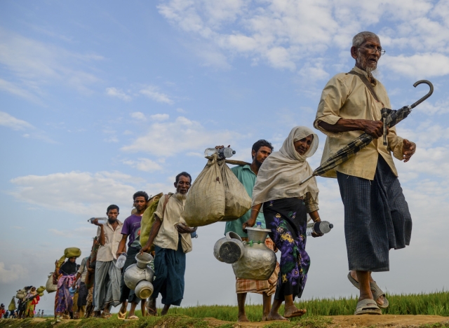 Rohingové prchající do Bangladéše. Rohingové prchající do Bangladéše.