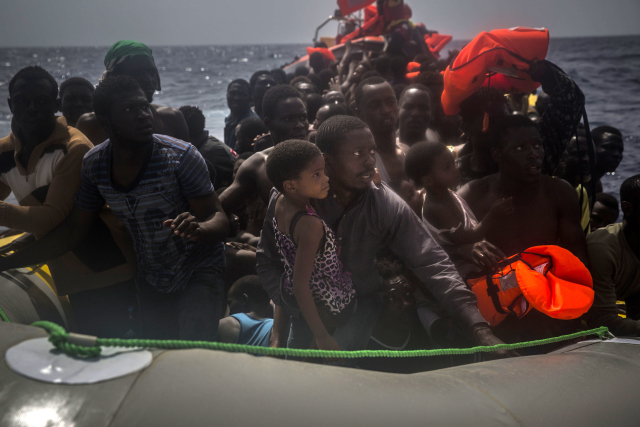 Afričtí migranti mířící do Evropy. Afričtí migranti mířící do Evropy.